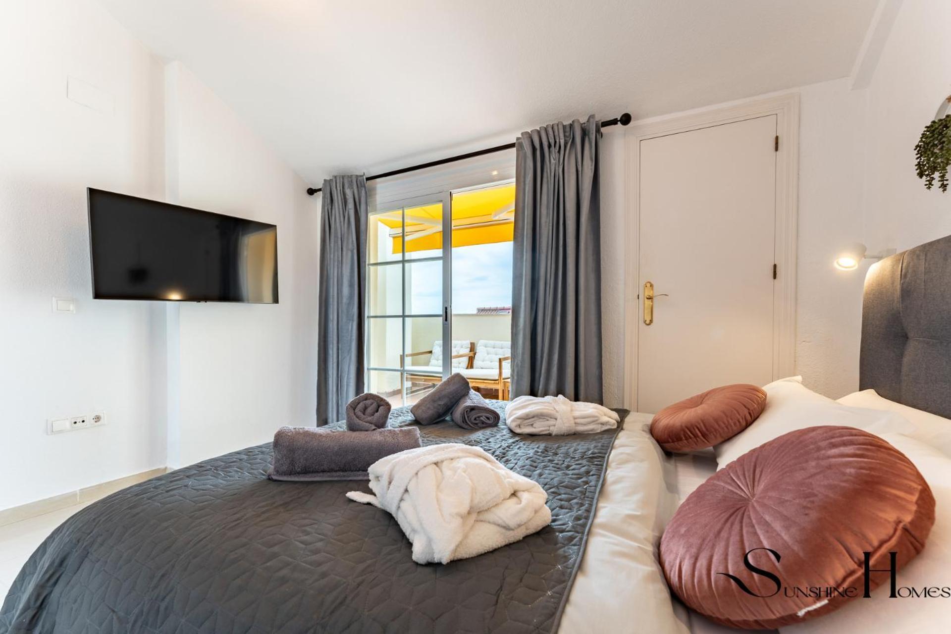 Townhouse With Jacuzzi,sea Views, Swimming Pool,garage Holiday home