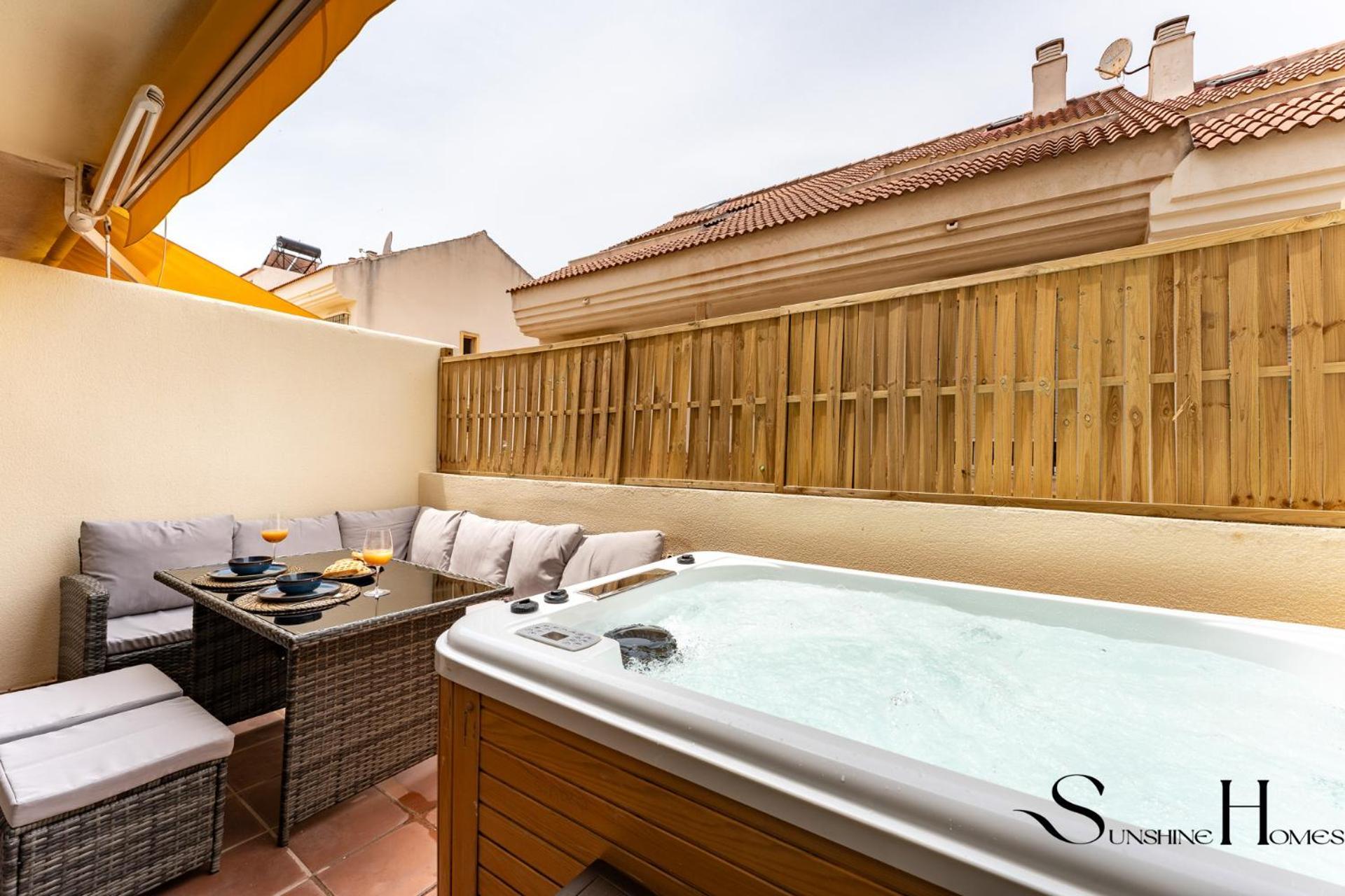 Townhouse With Jacuzzi,sea Views, Swimming Pool,garage Vakantiehuis